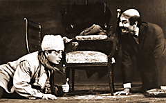 Dinu Cezar şi Mihai Gingulescu în &bdquo;Jaguarul roşu&ldquo; de Petre Luscalov, regia Eugen Mercus