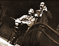 Mihai Gingulescu şi Nae Floca în &bdquo;Domnul Puntila şi sluga sa Matti&ldquo; de Bertolt Brecht, regia Constantin Anatol